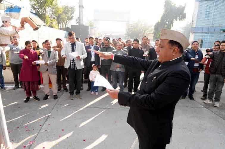 सूचना महानिदेशक बंशीधर तिवारी ने गणतंत्र दिवस के अवसर पर सूचना भवन परिसर में फहराया राष्ट्रीय ध्वज