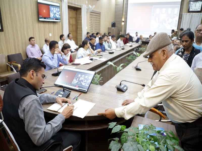मुख्यमंत्री के जन सेवा के संकल्प से प्रेरित डीएम जन दर्शन; त्वरित न्याय; प्रभावी एक्शन; फरियादियों का उमड़ता सैलाब; मौके पर ही निस्तारण